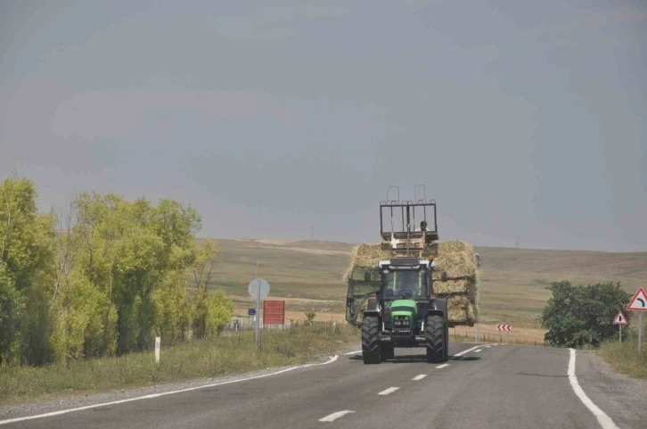 Kars’ta ot yüklü traktörler sürücülere zor anlar yaşatıyor
