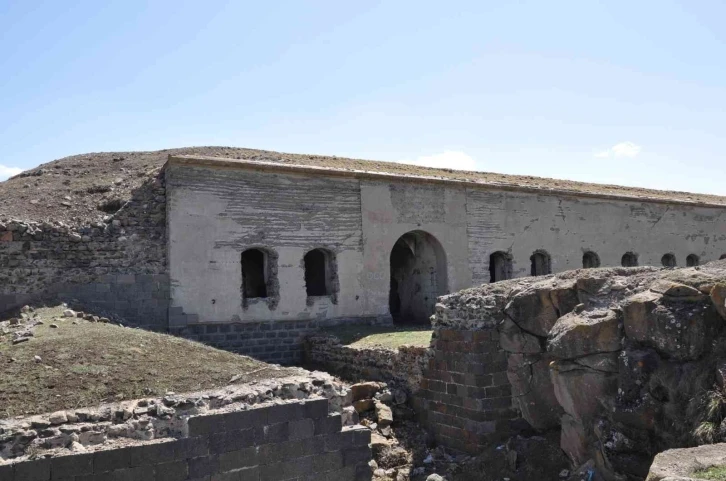 Kars’ta yaklaşık 200 yıllık tabya gözler önünde yok oluyor
