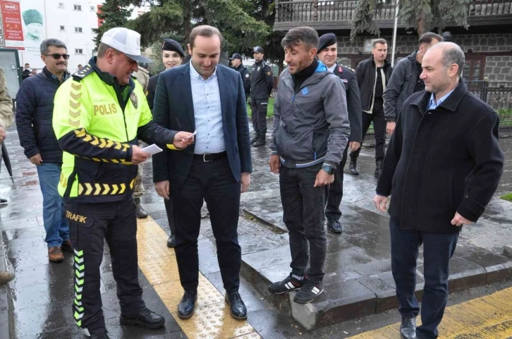 Kars’ta ’Yayalar için 5 adımda güvenli trafik’ projesi tanıtıldı
