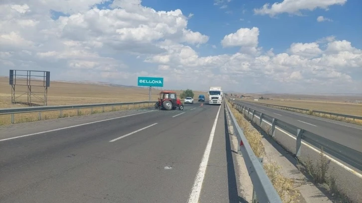 Kars’ta yolcu otobüsü traktöre çarptı: 2 yaralı
