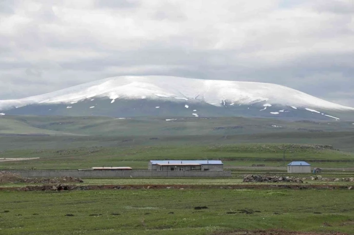 Kars’ta yüksek kesimlere kar yağdı
