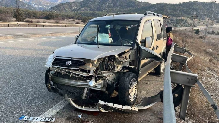 Karşı şeride geçen kamyonet, bariyerlere çarparak durabildi
