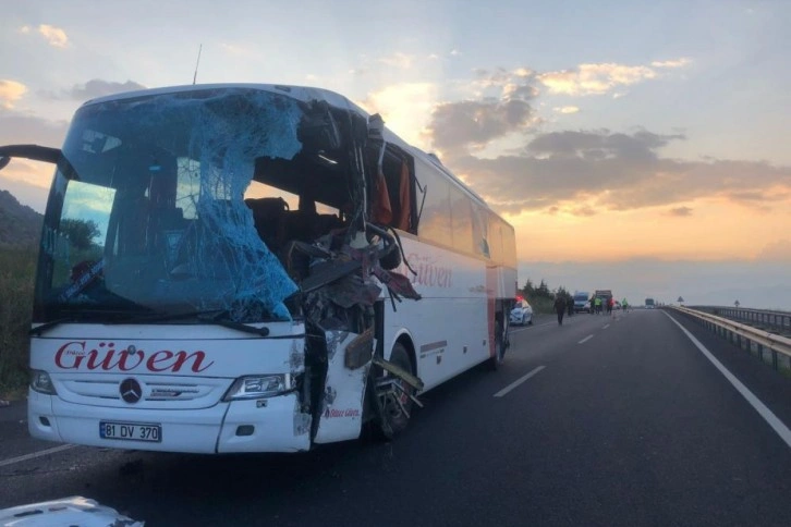 Karşı şeride geçen tır otobüsle kafa kafaya çarpıştı: 2 ölü, 6’sı ağır 20 yaralı