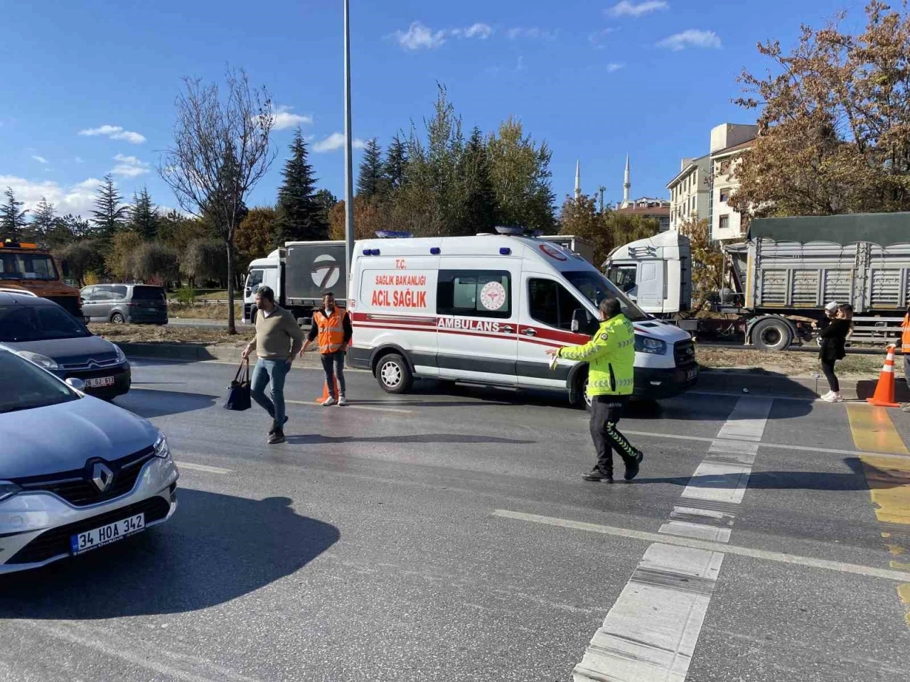 Karşıdan karşıya geçmeye çalışan yaya otomobil çarptı
