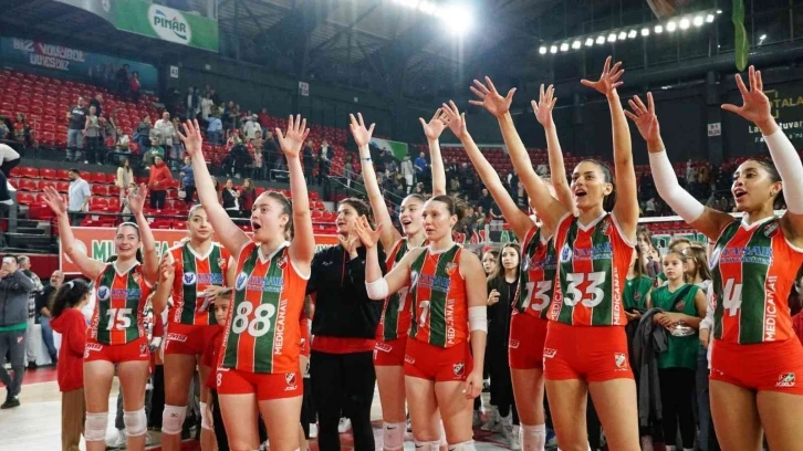 Karşıyaka Voleybol’da yüzler gülüyor
