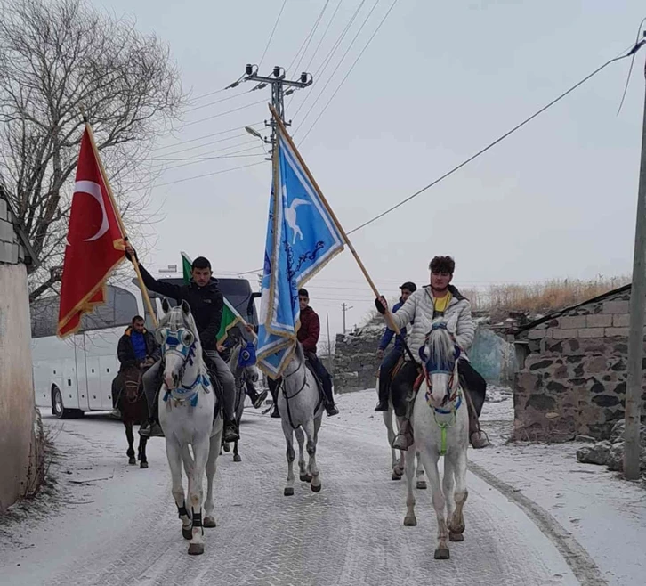 Karslı turistleri ciritçiler atlarla karşılıyor
