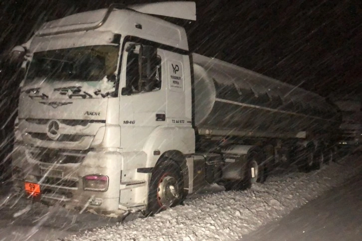 Kars’ta tırlar tipi nedeniyle yolda mahsur kaldı