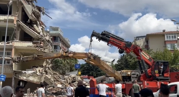 Kartal’da bina yıkımı yapan iş makinası devrildi
