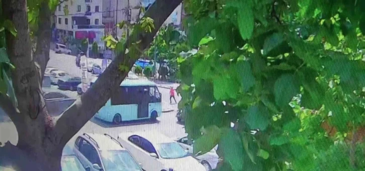 Kartal’da freni patlayan minibüs elektrik direğini devirip duvara çarptı
