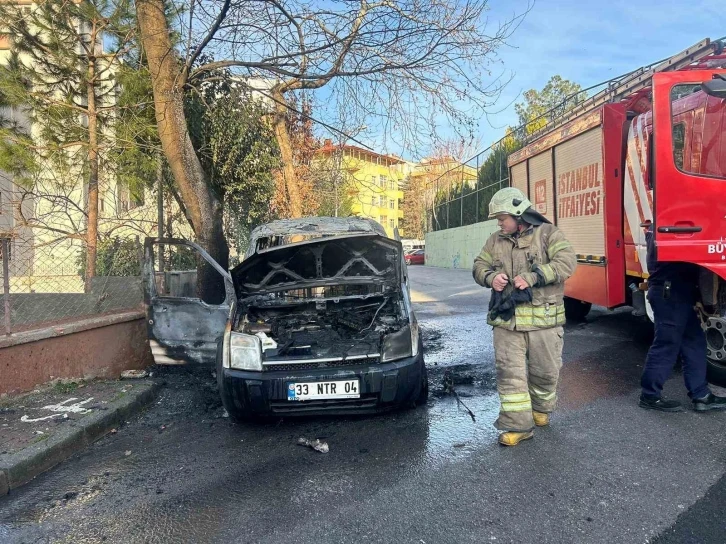 Kartal’da hafif ticari araç alev alev yandı
