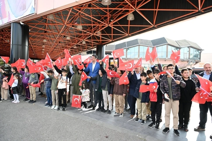 Kartepe’de 10 bin Türk bayrağı dağıtıldı
