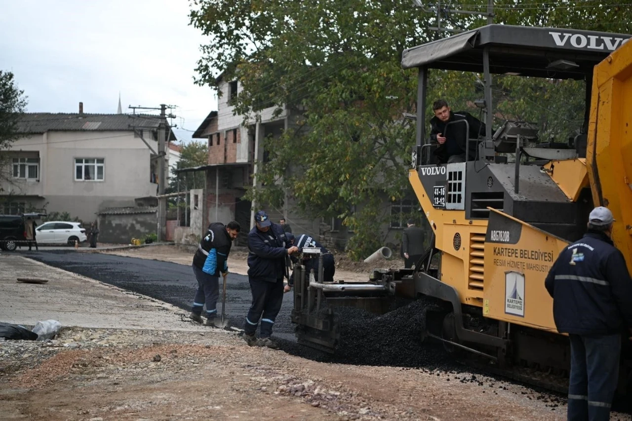 Kartepe’de 3 sokağa 750 ton asfalt
