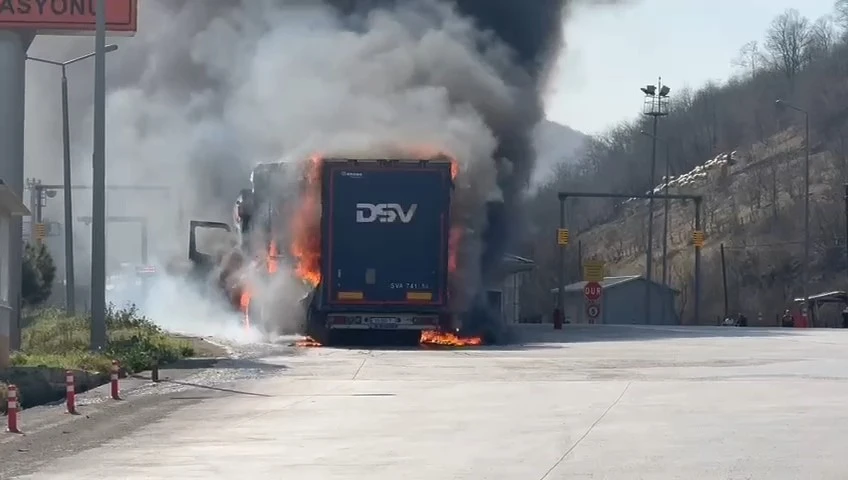 Karton yüklü tır, Karayolları Denetleme İstasyonu’nda alevlere teslim oldu
