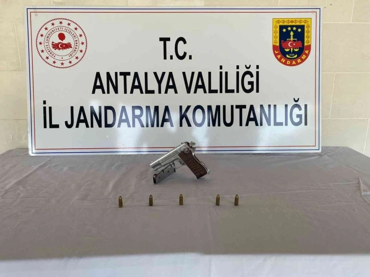 Kaş’ta jandarma ruhsatsız tabanca ele geçirdi
