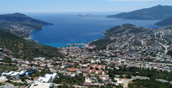 Kaş'ta kaçak yapı yıkım ihalesi 'teklif veren olmadığı için' 8'inci kez iptal edildi