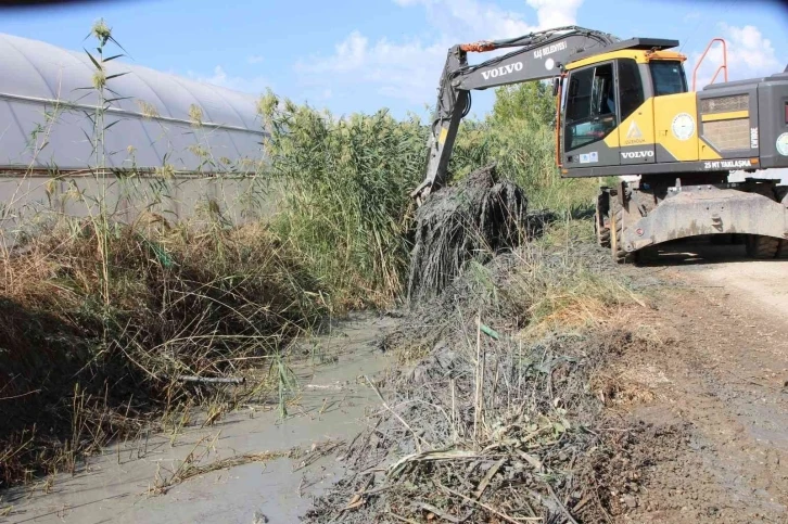 Kaş’ta taşkınlara karşı kanal temizliği
