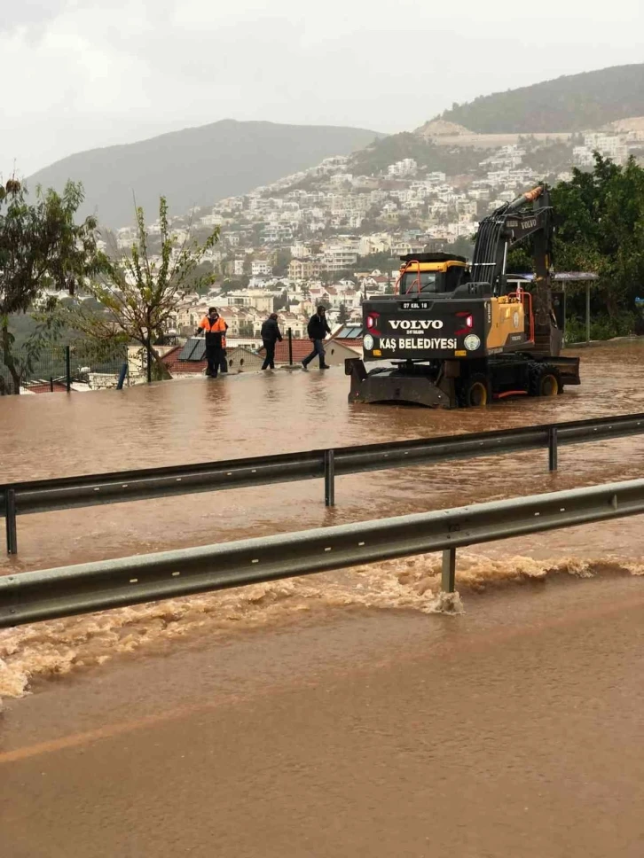 Kaş’ta yağış etkili oldu
