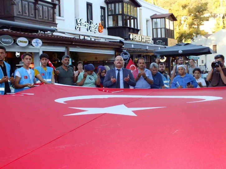 Kaş Ülkü Ocakları’ndan "Bayrak Yürüyüşü ve Şehitler için dua" etkinliği
