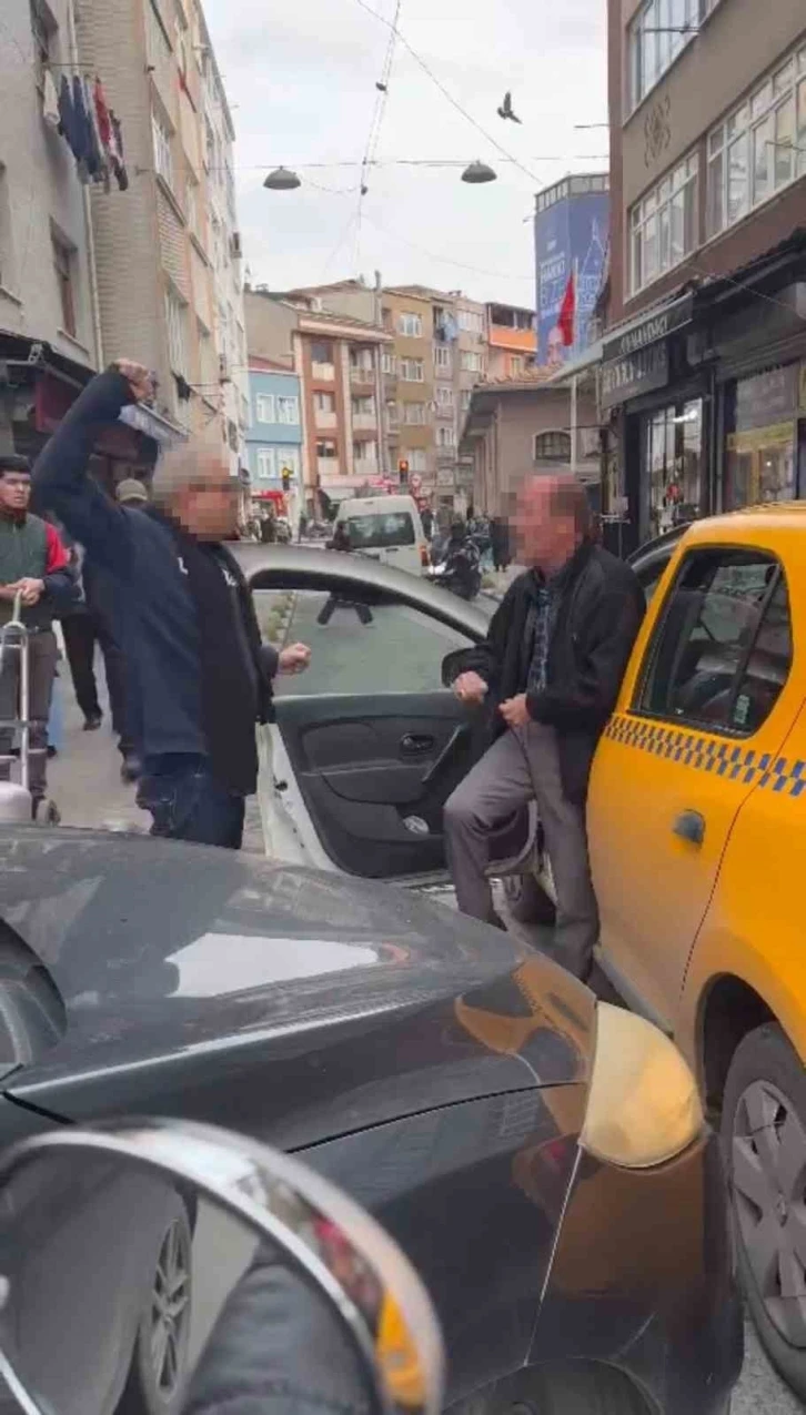 Kasımpaşa’da taksiciyle yumruklu yol verme kavgası kamerada: “10 kişi bir adama mı giriyorsunuz”
