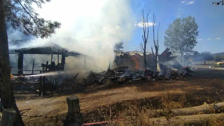 Kastamonu’da çıkan yangında ahır, samanlık ve bin 500 balya saman kül oldu
