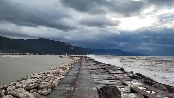 Kastamonu’da dalgalar sahili dövdü, tekneler limana sığındı
