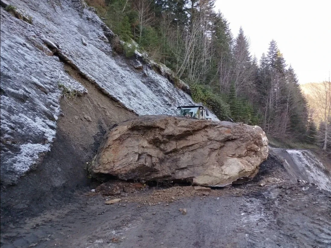 Kastamonu’da düşen kaya yolu ulaşıma kapattı
