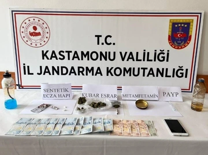 Kastamonu’da evlerinde uyuşturucuyla yakalanan 3 şüpheli gözaltına alındı
