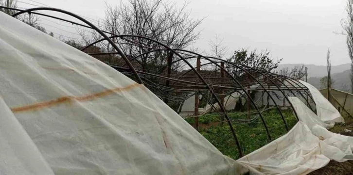 Kastamonu’da fırtına seraları vurdu
