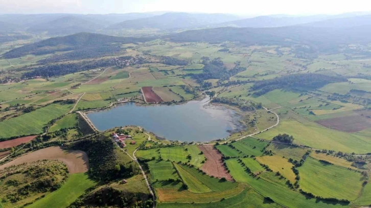 Kastamonu’da gölette yasadışı atılan sahipsiz onlarca av sepeti ele geçirildi
