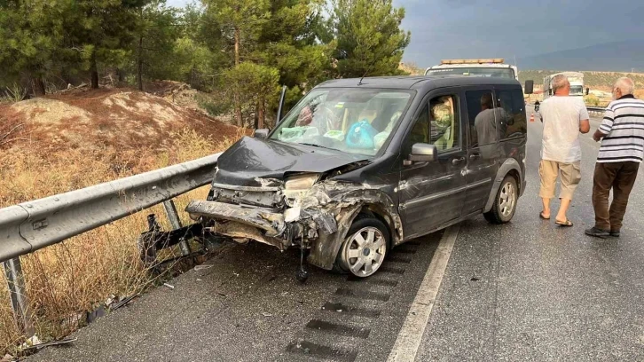 Kastamonu’da hafif ticari araç bariyerlere çarptı
