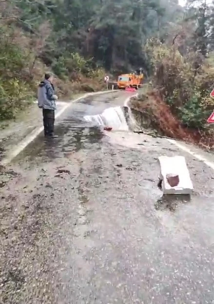 Kastamonu’da heyelan sebebiyle iki ilçenin bağlantısı kesildi
