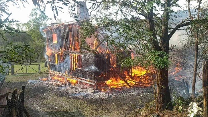 Kastamonu’da iki katlı ahşap ev ve ahır yangında küle döndü
