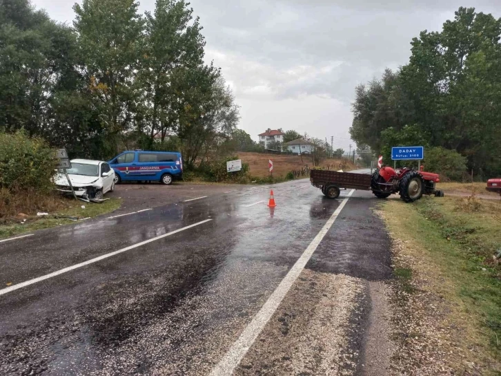 Kastamonu’da otomobil ile traktör çarpıştı: 4 yaralı
