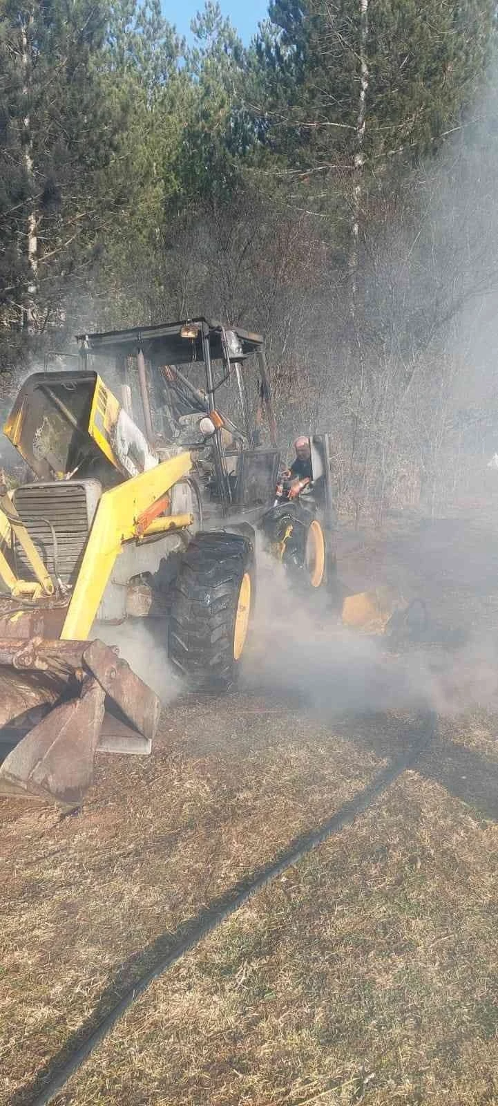 Kastamonu’da park halindeki iş makinesi yandı
