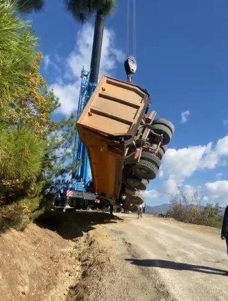 Kastamonu’da park halindeki kamyon 20 metrelik uçuruma devrildi
