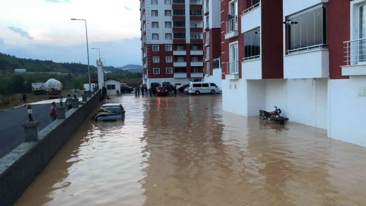 Kastamonu’da yarım saat yağan yağmur hayatı felç etti
