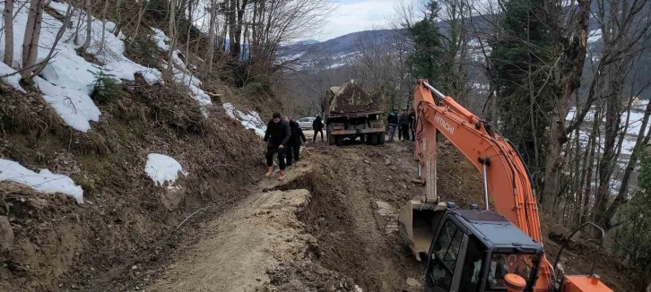 Kastamonu’da yaşanan heyelan sonrası mahallenin yolu ulaşıma kapandı
