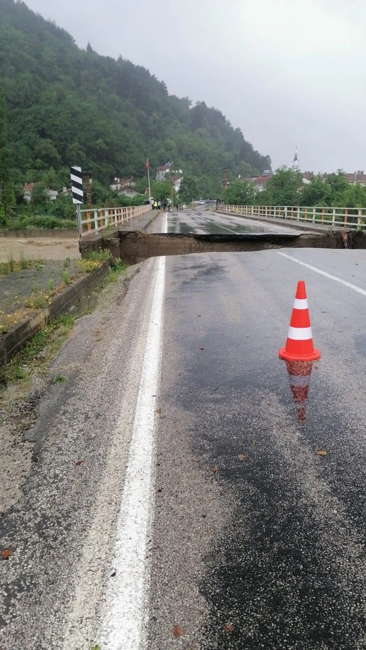 Kastamonu’nun birçok ilçesinin ulaşım yolu trafiğe kapatıldı
