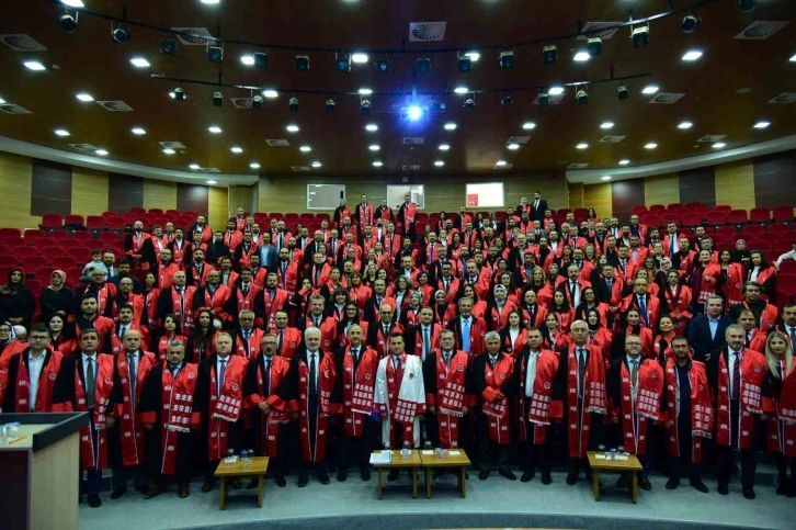 Kastamonu Üniversitesi’nde 356 öğretim üyesi cübbelerini giydi
