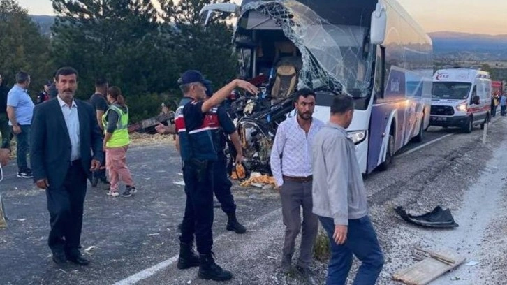 Kastamonu'da korkunç kaza! Yolcu otobüsü ile traktör çarpıştı: Ölü ve yaralılar var