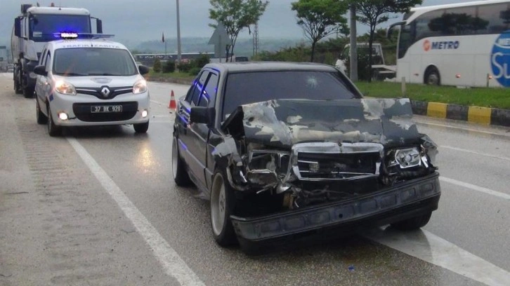 Kastamonu’da otomobil tıra çarptı: 2 yaralı