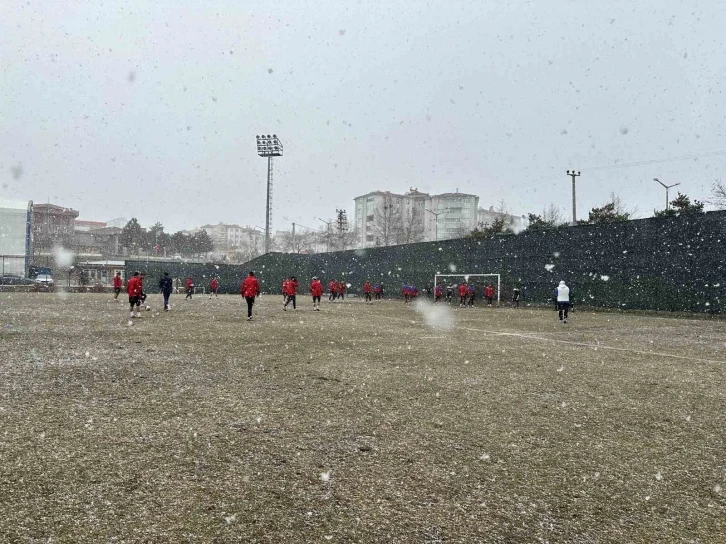 Kastamonuspor, kar altında çalışmalarını sürdürdü
