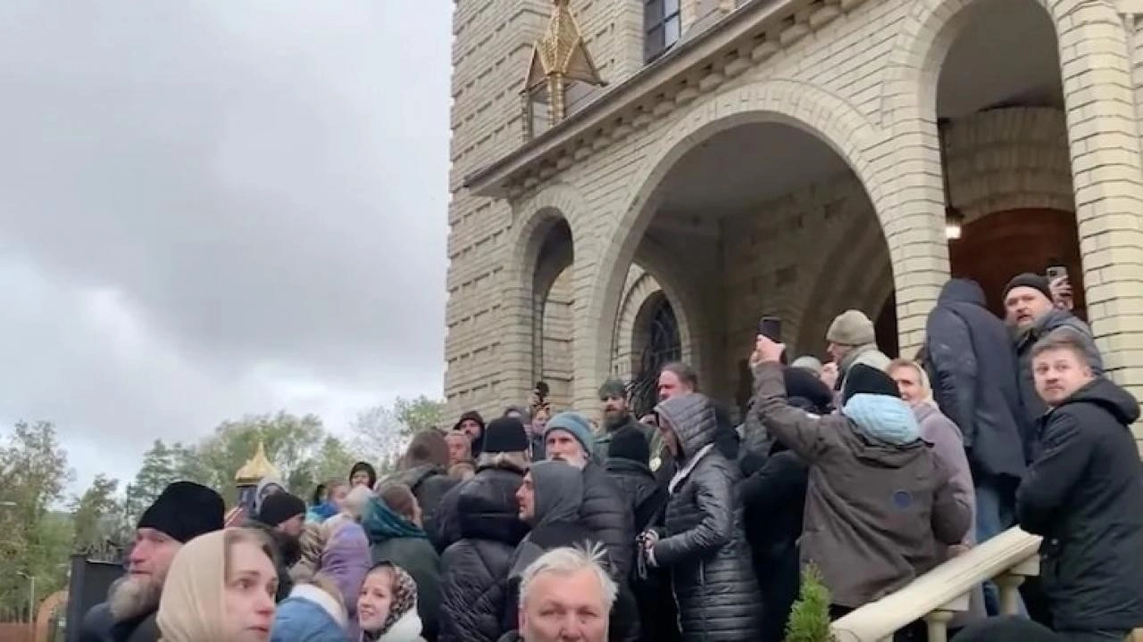 Katedralde silahlar konuştu, cemaatler birbirine girdi