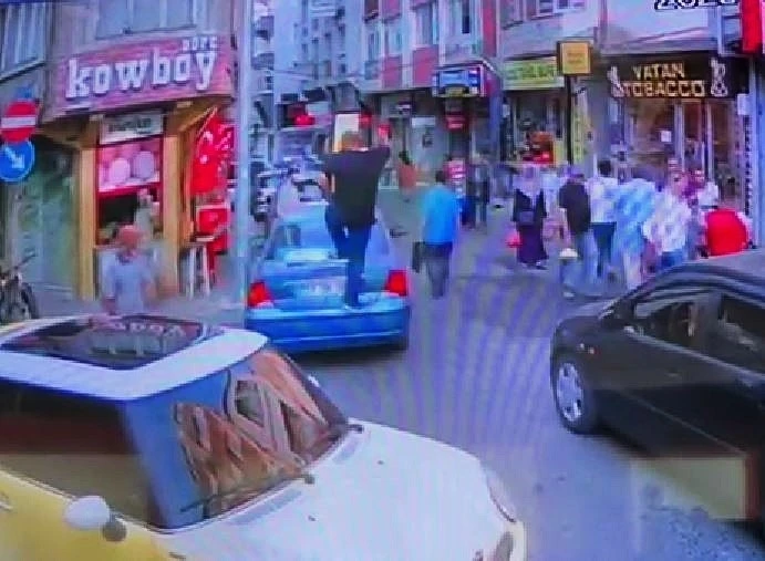 Kavga ettiği şahsın otomobilini yumruklayıp, üzerinde zıpladı
