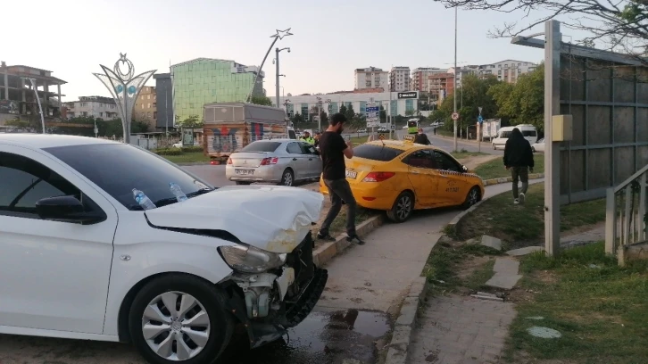 Kavşakta 2 otomobil kafa kafaya çarpıştı
