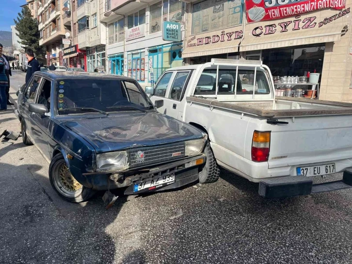 Kavşakta çarpışan kamyonet ile otomobil park halindeki araçlara çarptı
