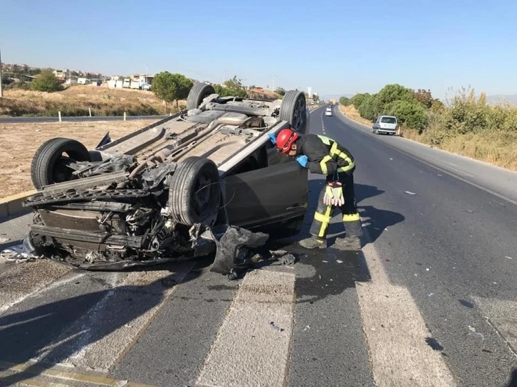 Kavşakta çarpışan otomobillerden biri takla attı: 2 yaralı
