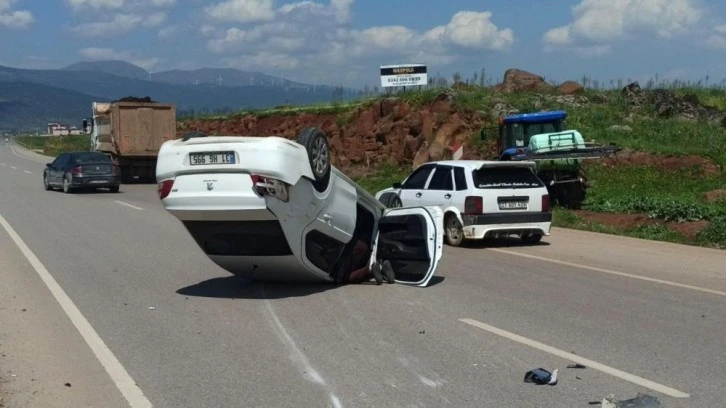 Kavşakta çarpışan otomobillerden biri ters döndü: 1 yaralı