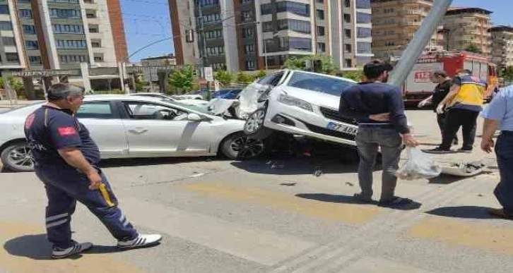 Kavşakta çarpışan otomobillerin sürücüleri yaralandı