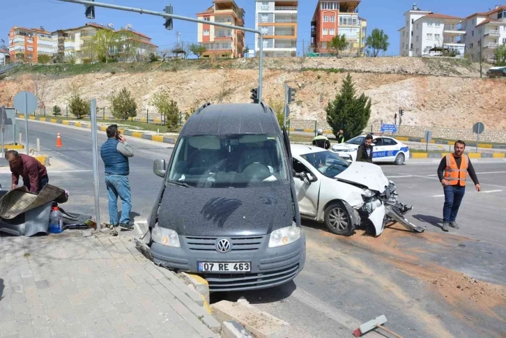 Kavşakta kırmızı ışık ihlali: 4 yaralı
